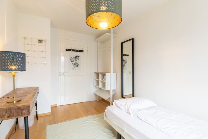 93 / private entrance / balcony/ 3 min to station