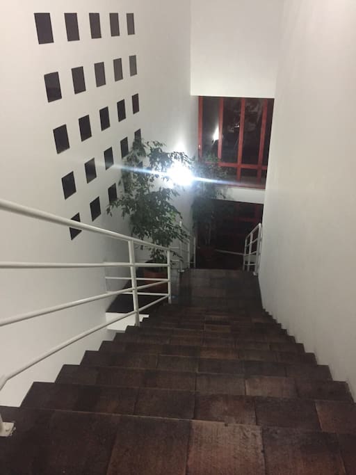 El departamento es duplex y se encuentra en el segundo nivel del complejo