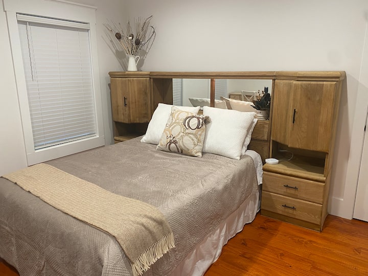 Dormitorio principal en el nivel principal con cama tamaño queen. Estación de carga en cada cama. Baño completo en la habitación. Escritorio/tocador. 