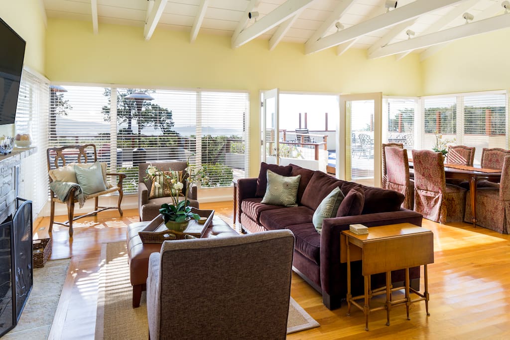 Sun-drenched and open-concept living area. Home is professionally cleaned by housekeeping staff.