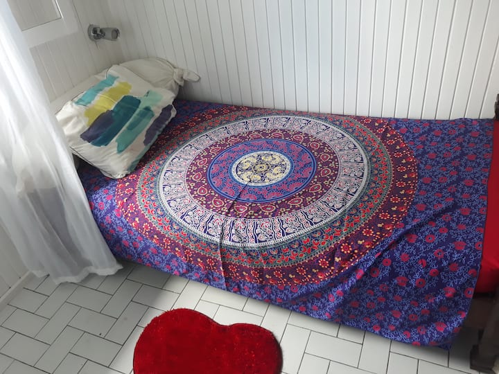 1号床位位于窗帘旁边的空间内 