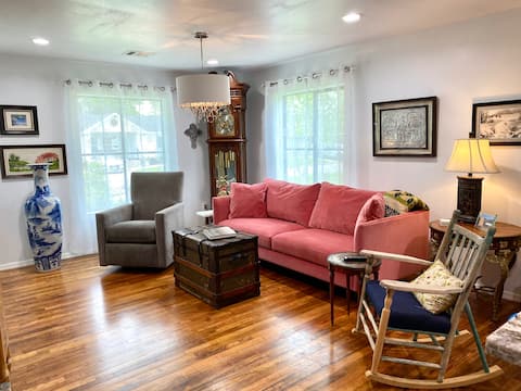 Top performing Airbnb: Close-in Comfortable and Modern. A show stopper! in Near Northside