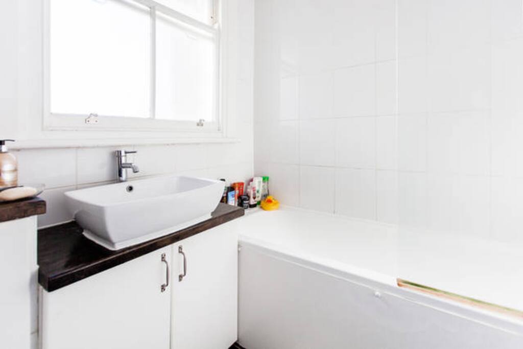 Shared bathroom: we provide towels shampoo/conditioner and shower gel. Great shower with good water pressure (: