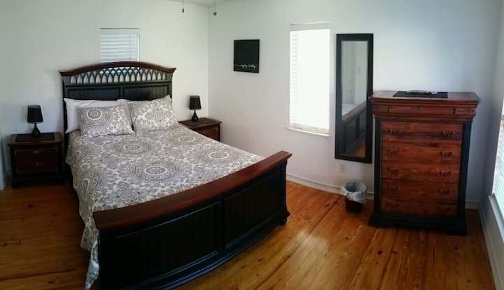 سرير بحجم كبير في الطابق السفلي