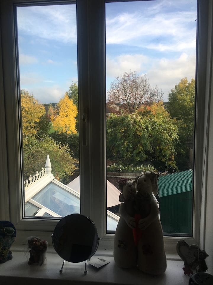 Small Private Room with Desk, Close to Station Houses for Rent in