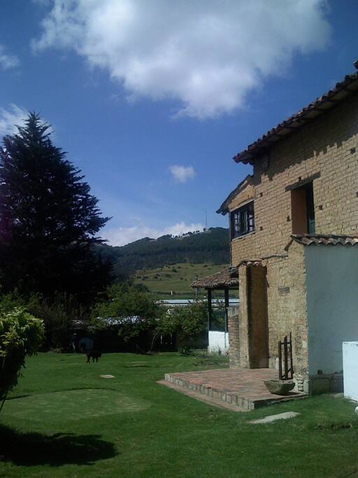 Fachada posterior y jardín de la casa.