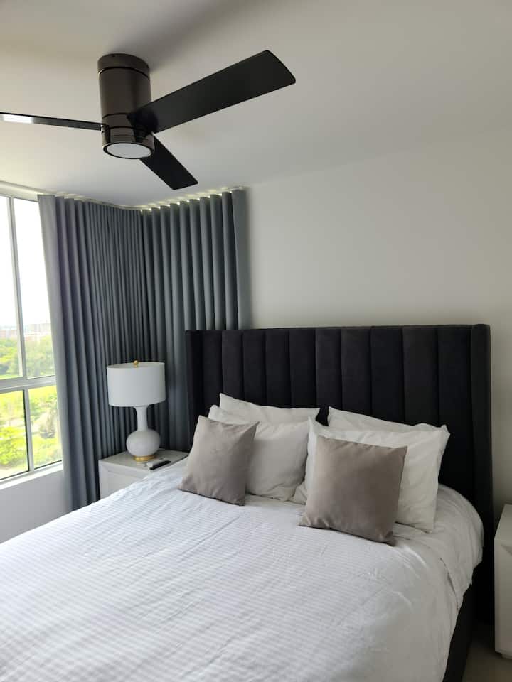 Завеса за затъмнение, 55 - инчов смарт телевизор, двойно легло, климатик, вентилатор на тавана, допълнителни възглавници , голям килер и по - безопасно .