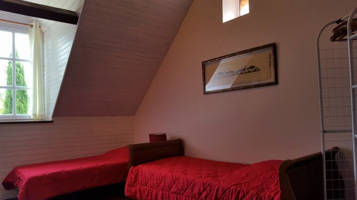 Chambre avec deux lits simples (90x190)  au même étage que la chambre parentale.
Table à langer disponible dans cette chambre ainsi qu'un lavabo.