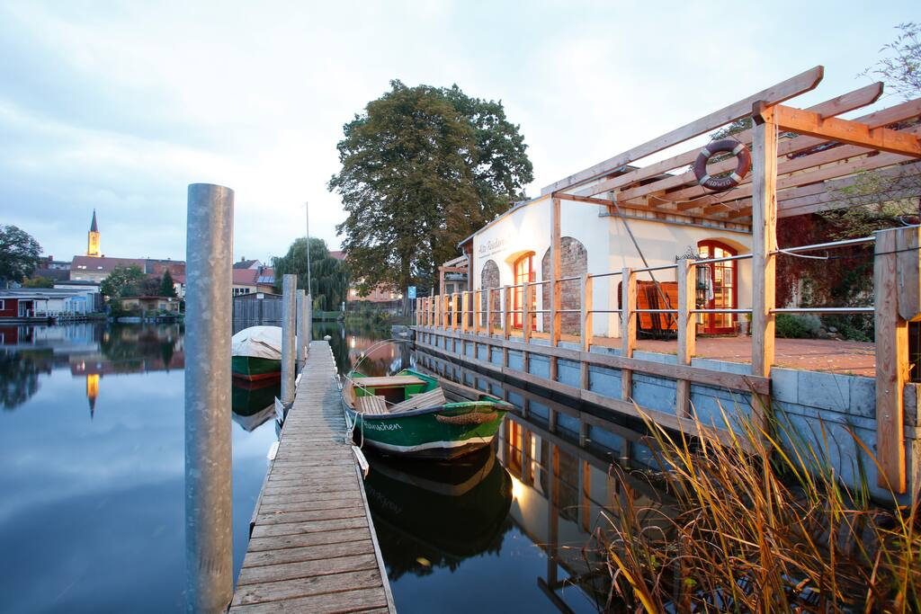 Die Steganlage, rechts die Gaststätte mit einer der beiden Terrassen am Ufer