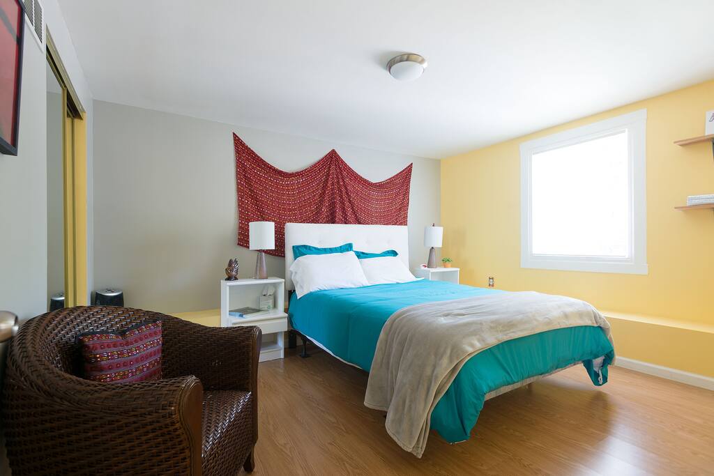 Larger Bedroom (Queen)