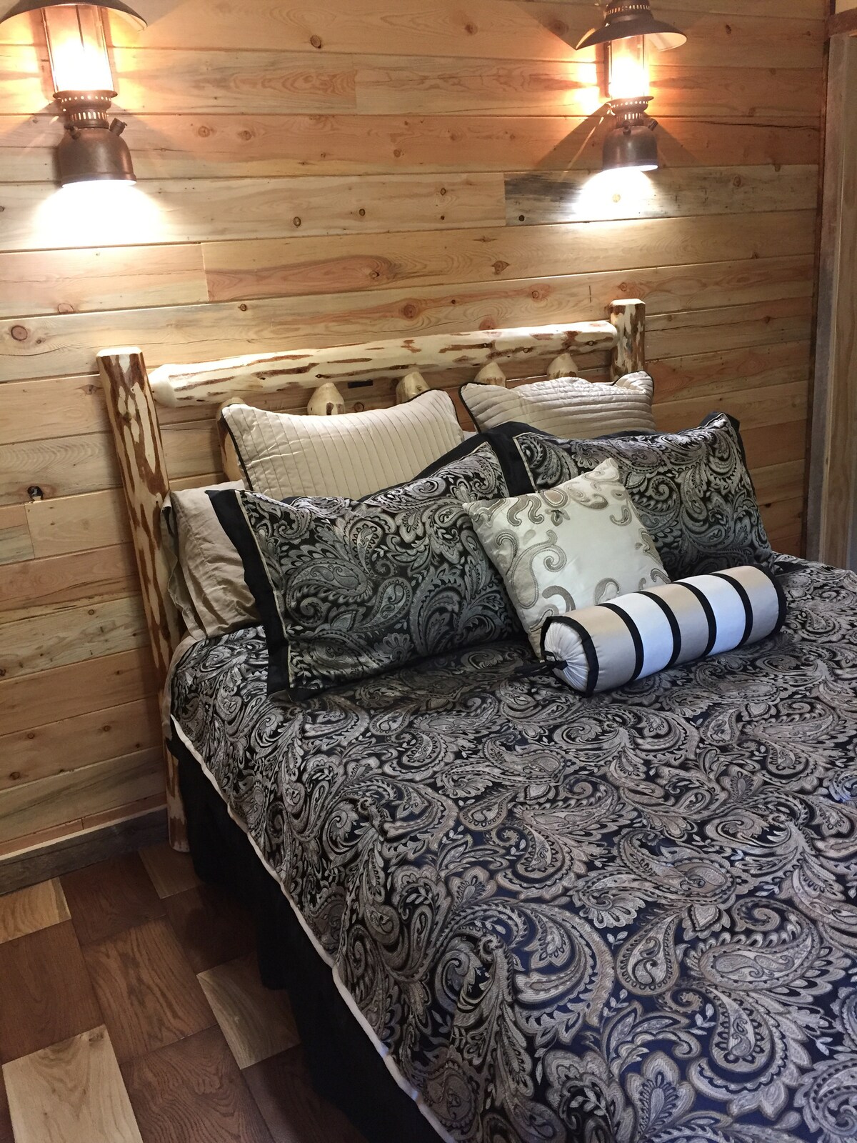 Dormitorio principal: cuenta con una cama de tronco tamaño queen y apliques de pared con linternas.