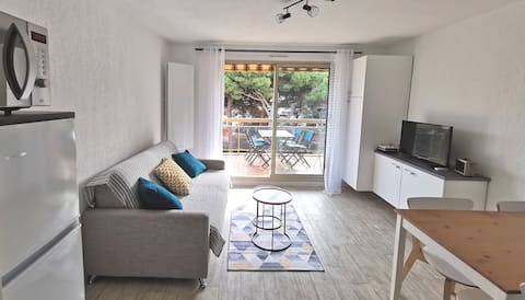 Studio à 100 m du port et 500 m des plages