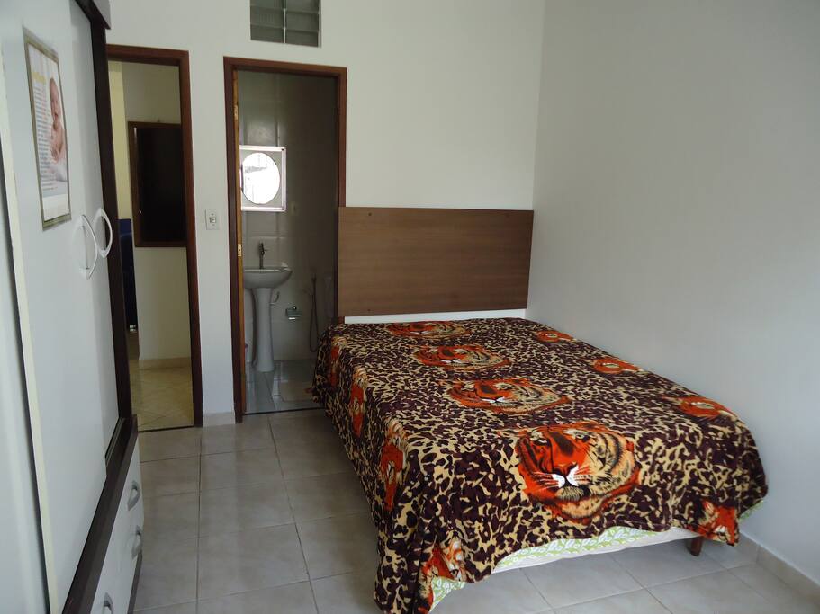 Quarto suíte com cama de casal box e guarda-roupa