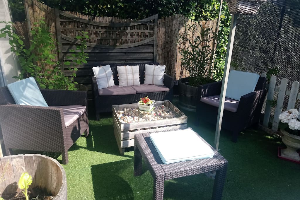Un ptit coin de détente sur la terrasse est à votre disposition !!!