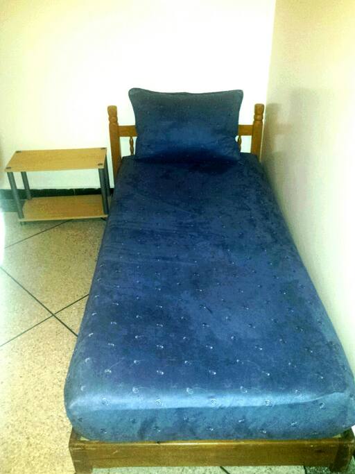 Une belle chambre avec un placard ,une comode et un bureau