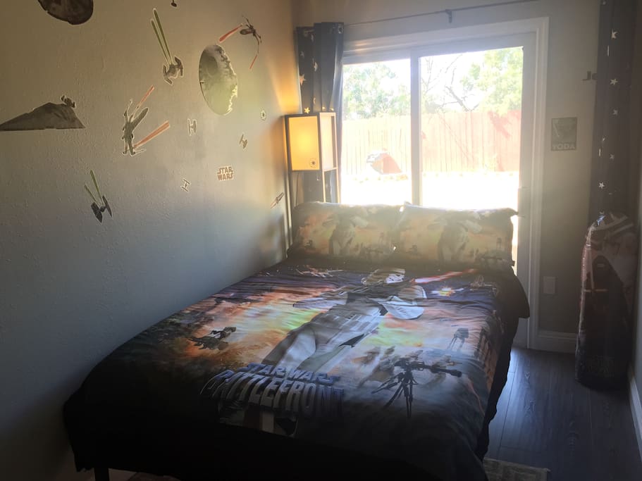 Private Room with access to backyard (no smoking), double bed with clean bedding