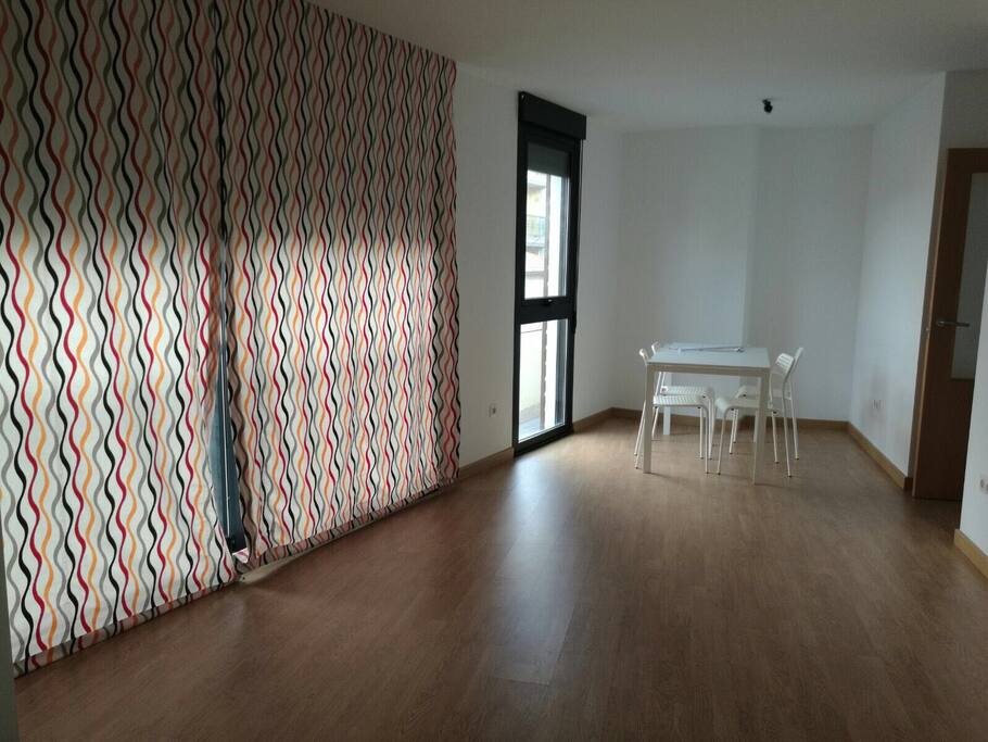 Enorme salón con balcones de puerta corredera.
Muy luminoso.