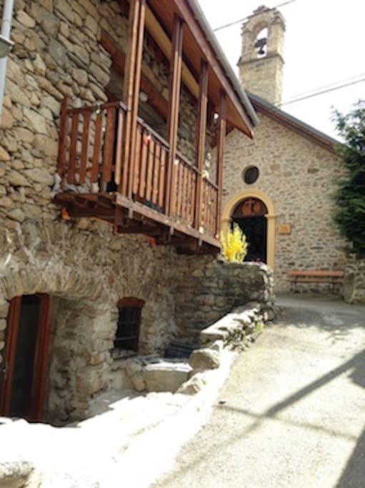 We are located in the center of La Balme, facing the village chapel and its age-olds linden-tree (= tilleul). Hope seeing you soon!