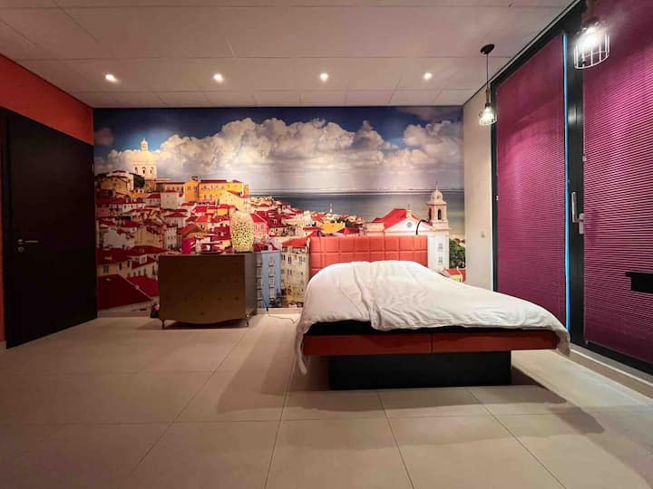 One of the bedrooms on the third floor, with water bed., including thermostat.
Lovely spacious bedroom, equipped with several Seletti objects, with King size double water bed and private bathroom with jacuzzi and sink. 