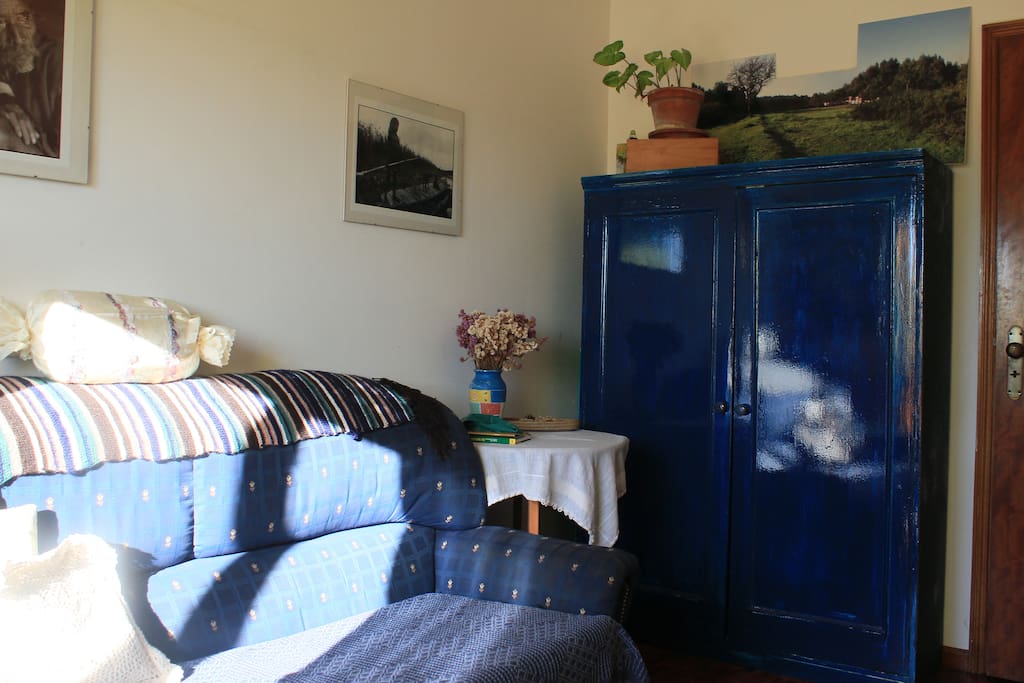 Recanto confortável do quarto.