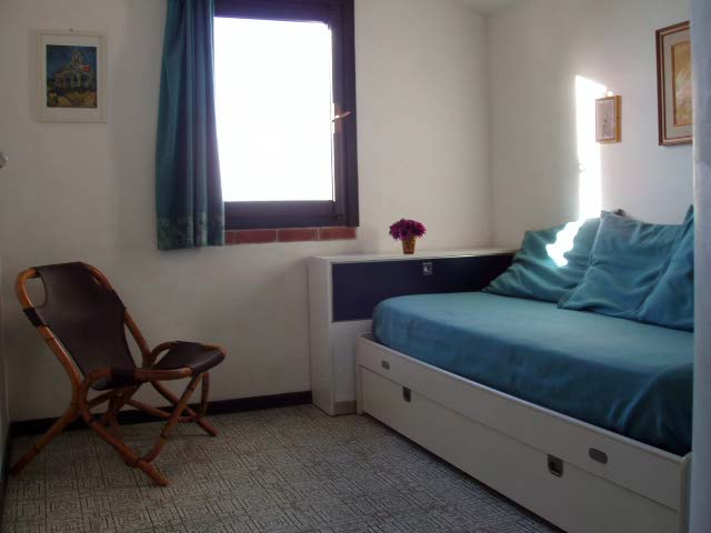 chumba chenye vitanda 2 vya mtu mmoja