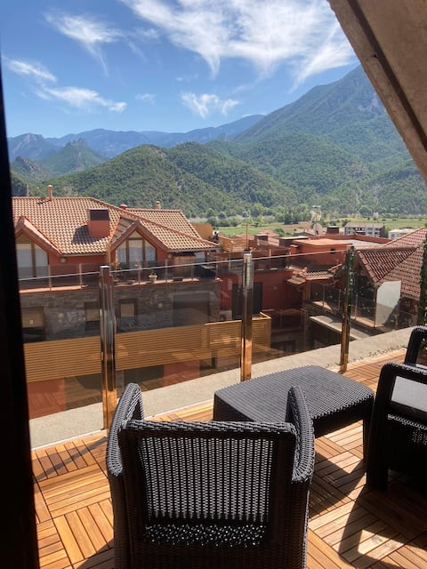 Duplex apartment with views of the Catalan Pyrenees