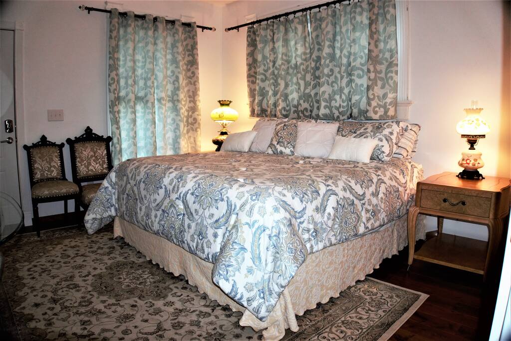 Ford House Room 8 w King bed.