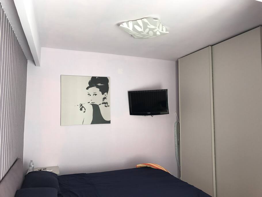 camera da letto matrimoniale con armadio, tv e climatizzatore