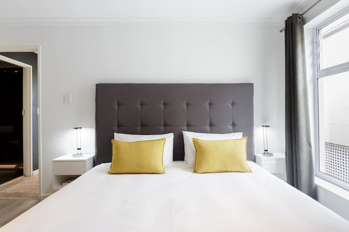 Walk to V&A Waterfront from a Luxury Green Point Apartment gallery image 3