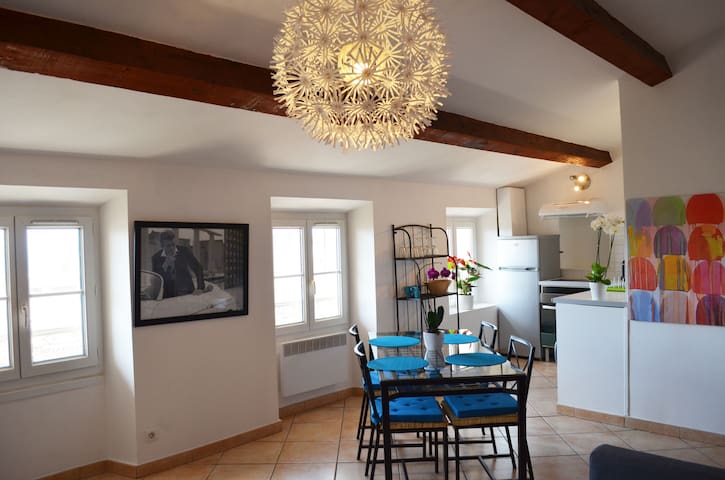 T2 centre ville location meublée au mois vue mer