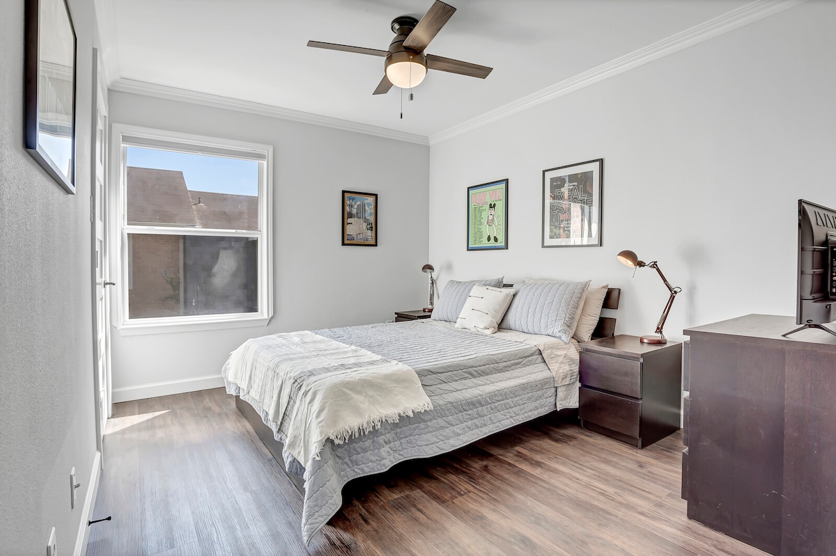 Modern Townhome Easy walk to SoCo, Pool open!