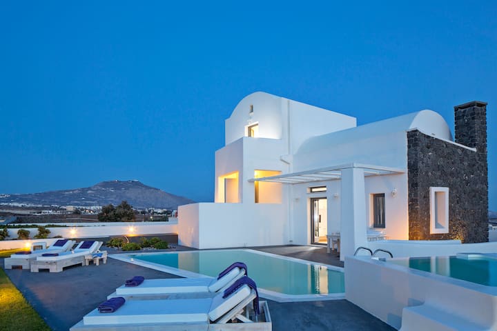 Serenity Villa with caldera view & heated pool gallery image 2