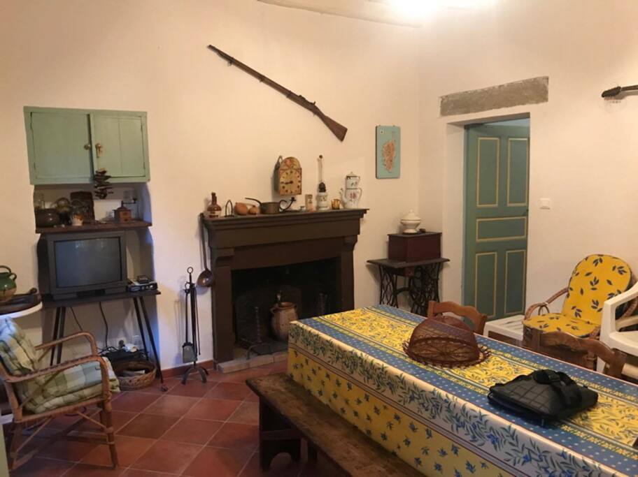 la salle à manger avec grande table conviviale…