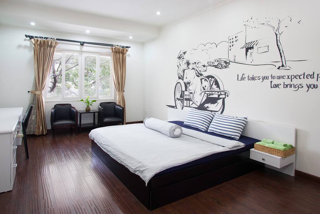 Unique feature #2: Would you like to wake up to the songs of the lovely sparrows and sunlight dancing through the leaves? Well, all our rooms offer you such experience which is seldom found in any townhouses or other high rise apt in central.