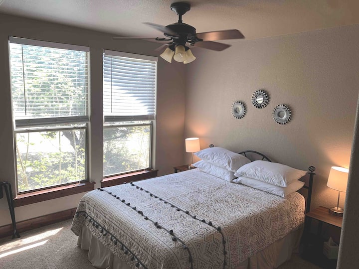 第三间卧室配备标准双人床