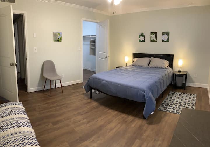 Chumba cha kwanza cha kulala kinachoonyesha kabati