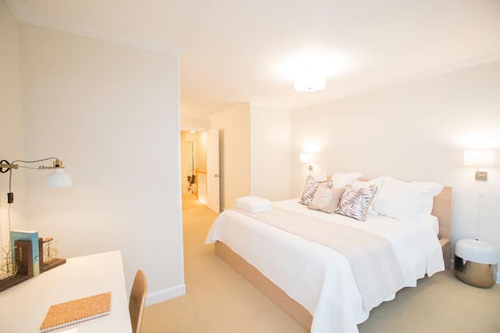 master desk, gemakkelijke stopcontacten voor opladen, veel licht.