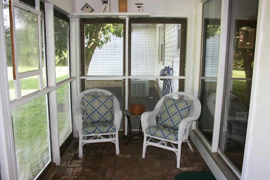Sunroom with wicker seating