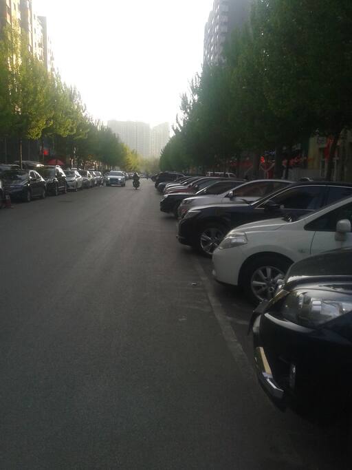 小区配套泊车,专人看管,5元/晚