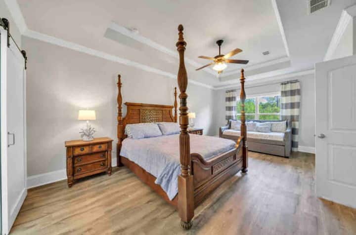 בחדר השינה הראשי יש מיטת פוסטר בגודל קינג סייז, טלוויזיה עם קיר 55 אינץ', מיטת יום זוגית עם מיטה זוגית. 