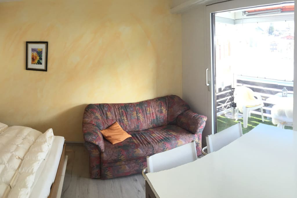 Wohnzimmer mit ausziehbarem Sofa