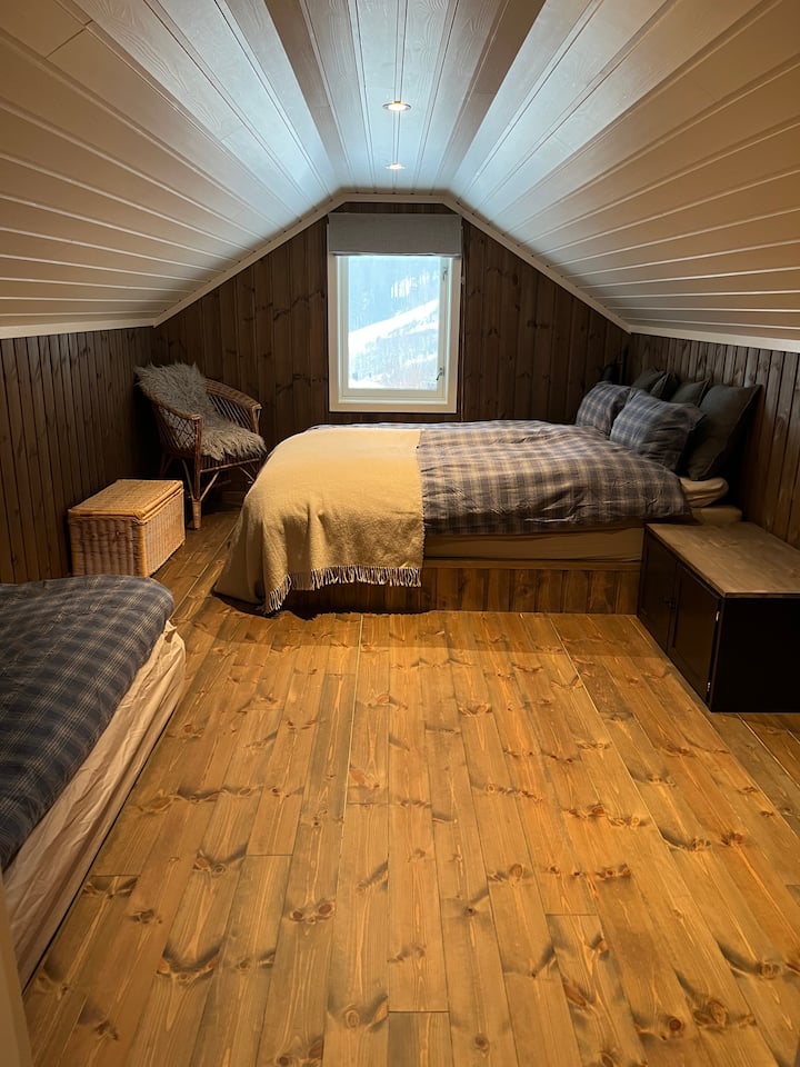 Двойното легло е 150*200см. Покривът е на 190 см от пода в средата на стаята.