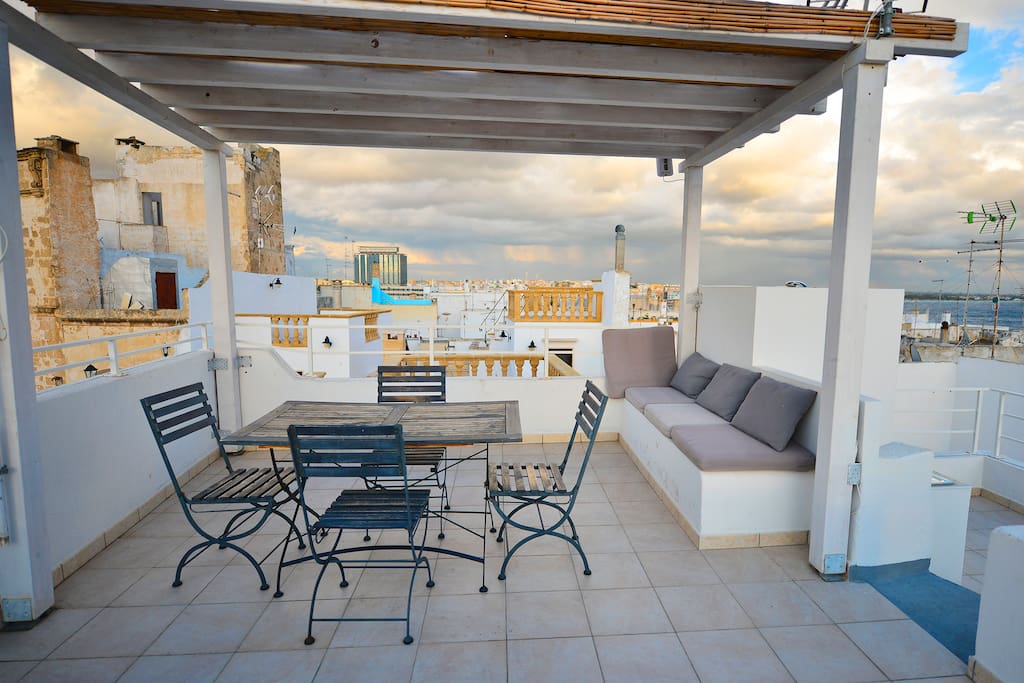 Il terrazzo, perfetto per rilassarsi sul divano sotto al gazebo o prendere un aperitivo al tramonto - private roof terrace offers spectacular sea views and is a lovely place to relax, dine or sunbathe