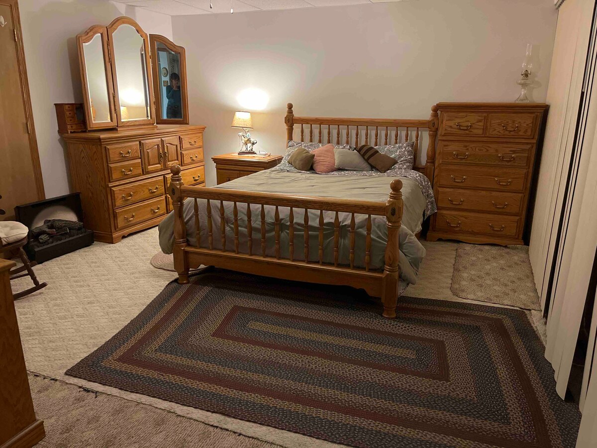 1. Private bedroom. Queen bed