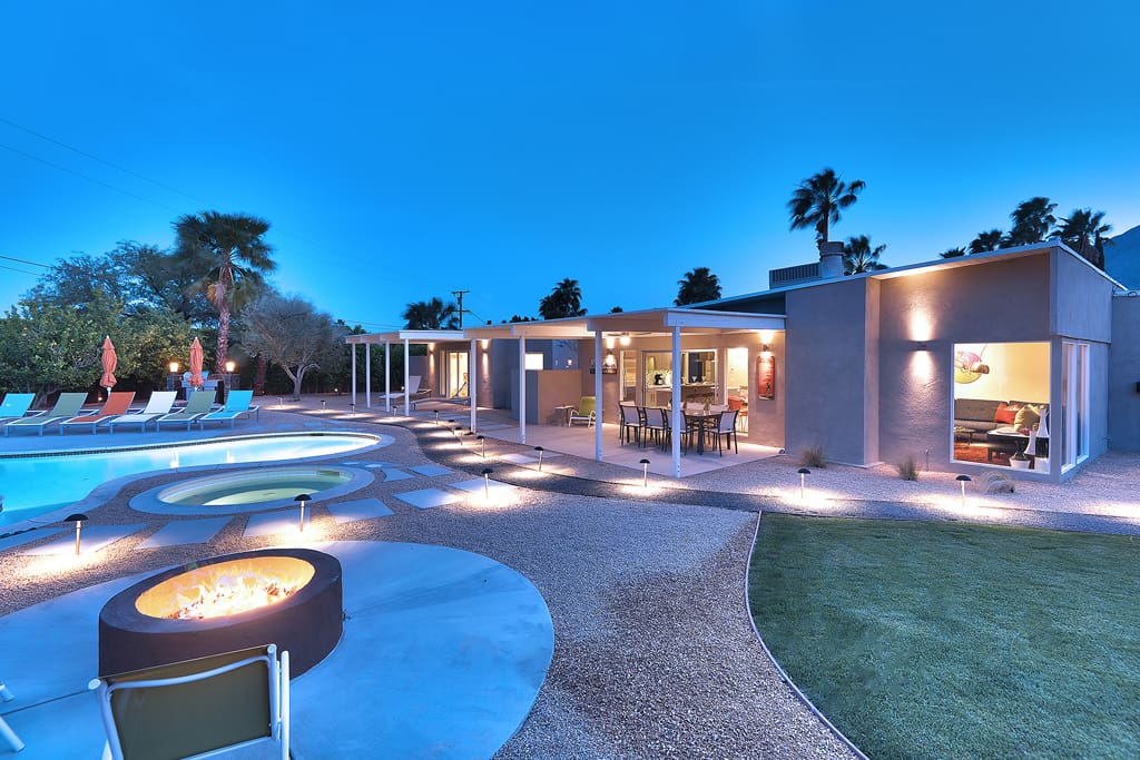 FIREPIT DUSK - LUX LOUNGE - PALM SPRINGS VACATION RENTAL POOL HOME
