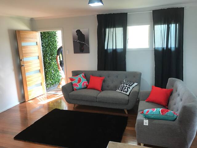 Big and Beautiful 5 Bedroom Home gallery image 5