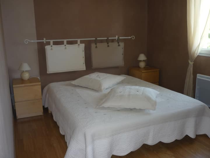 Dormitorio con cama 160