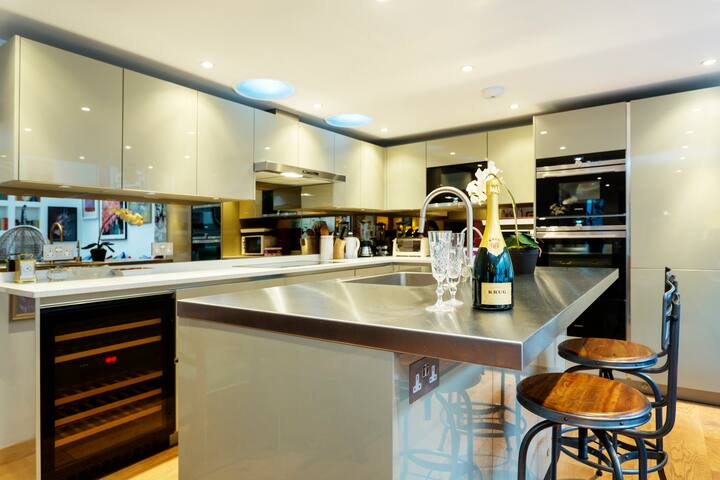 Unique and refurbished artists house in Chelsea gallery image 4