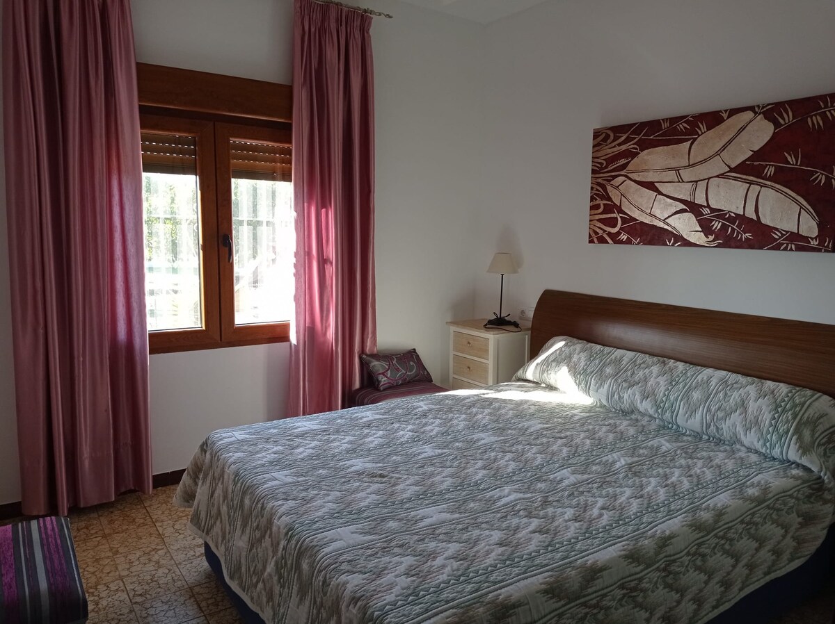 ห้องพักพร้อมเตียงขนาด 150 ซม. พัดลมพร้อมรีโมทคอนโทรลโต๊ะสองตัวและตู้เสื้อผ้าสว่างมาก