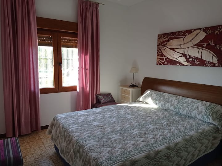 Dhomë me krevat 150 cm. Ventilator me telekomandë, dy tavolina dhe dollap. Shumë e ndritshme